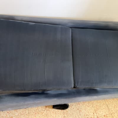 ספה כחולה עם כריות על רצפה