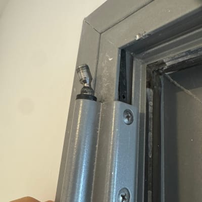 ציר מתכת של תריס עם יד מחזיקה