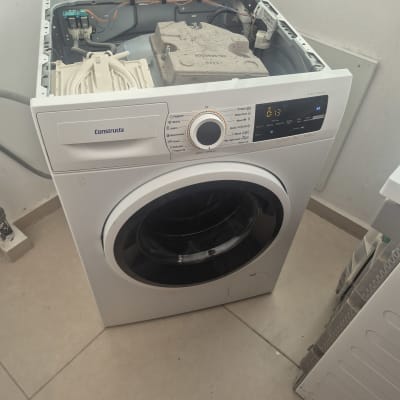 מכונת כביסה פתוחה לתיקון בחדר כביסה