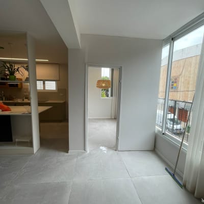 רצפת גבס עם מטאטא ליד חלון גדול