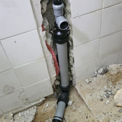 צנרת ותיקון קיר בתחום האינסטלציה