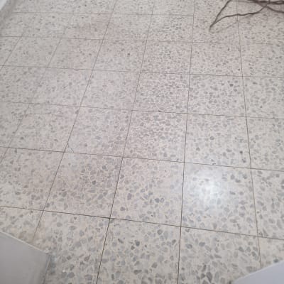 עבודת פוליש וקרצוף למרצפות טרצו בתוך מבנה