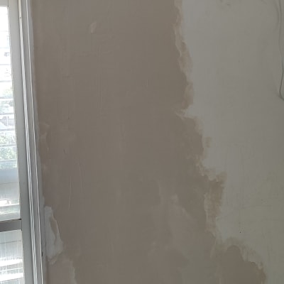 קיר עם תיקוני צבע ליד מזגן