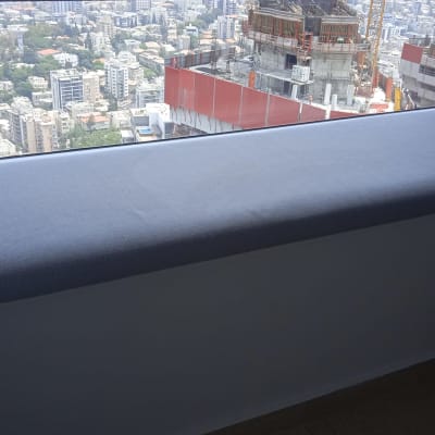 כרית מרופדת על אדן חלון פנימי