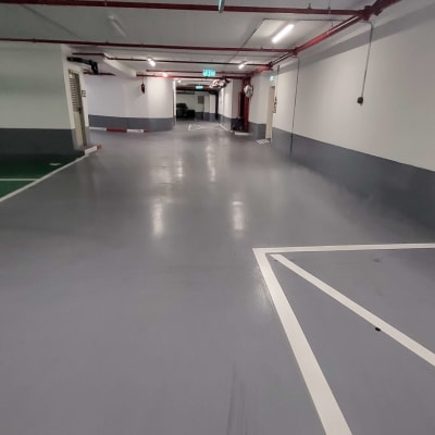 חניון תת קרקעי עם צינורות תקרה אדומים