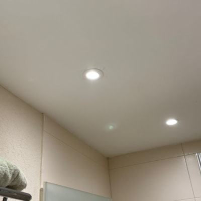 תאורה מותקנת בתקרה בחדר אמבטיה