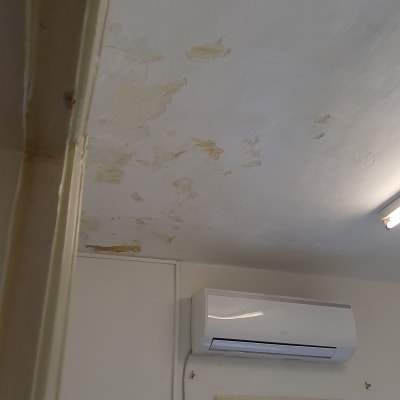 תקרה עם קילופי צבע וכתמים