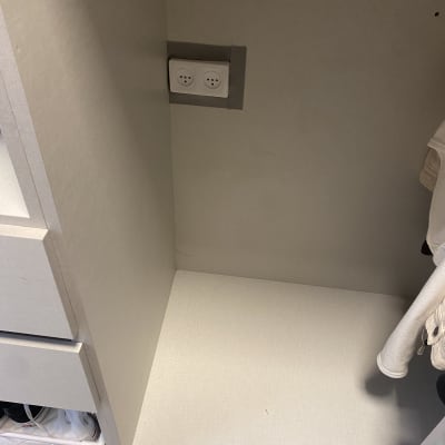 שקע חשמל כפול מותקן בארון