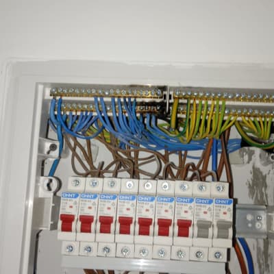לוח חשמל עם חוטים ומפסקים