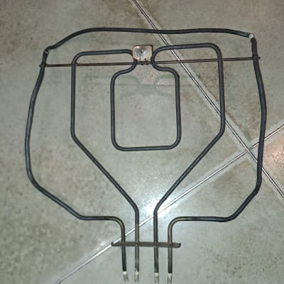 גוף חימום חשמלי על רצפה