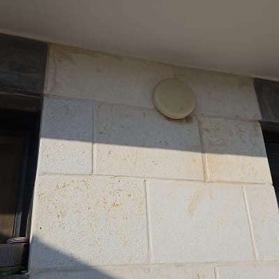 קיר חיצוני עם תאורה עגולה
