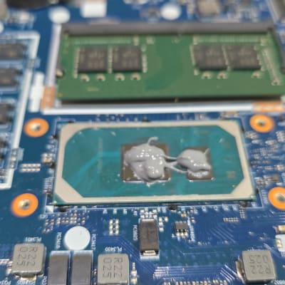 מעגל מודפס עם רכיבים אלקטרוניים ומעבד