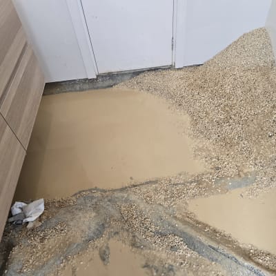 חצץ וחול על רצפה בתהליך שיפוץ
