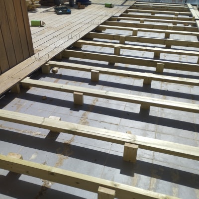 מבנה עץ בבנייה עם קורות עץ על רצפה