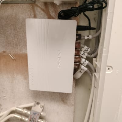 נתב רשת עם כבלים מחוברים ותגיות זיהוי