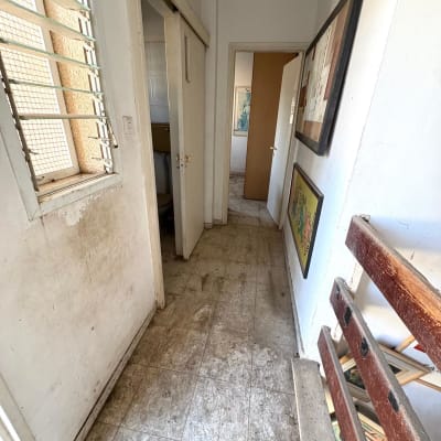 מסדרון עם רצפה מלוכלכת ודלתות פתוחות