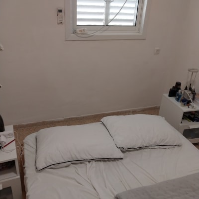 חדר שינה עם מיטה, חלון ותריסים