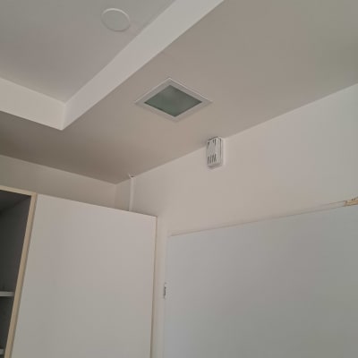 תקרה צבועה בלבן עם פתחי אוורור