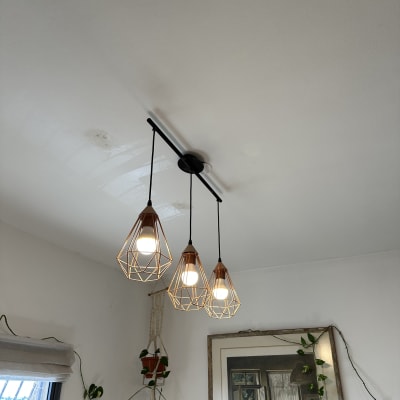 שלושה מנורות תלויות עם נורות דולקות