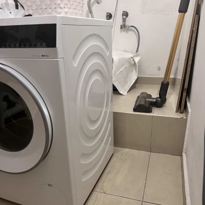 מכונת כביסה עם צינורות מים וברזים