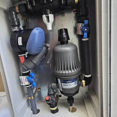 מערכת השקיה עם מסנן ומחברים