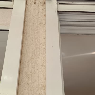 תריסים מותקנים על קיר חיצוני