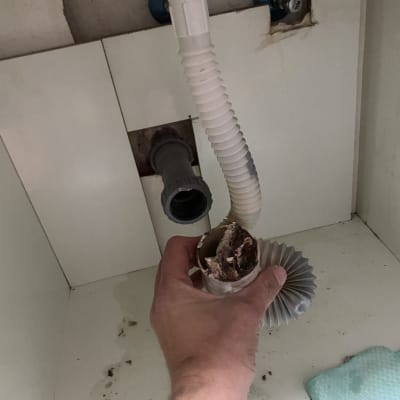 יד מחזיקה צינור סתום מתחת לכיור