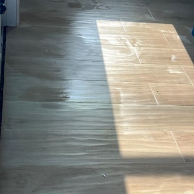 רצפת עץ חדשה עם אור שמש