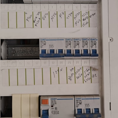 לוח חשמל עם מפסקים וכיתוב בעברית