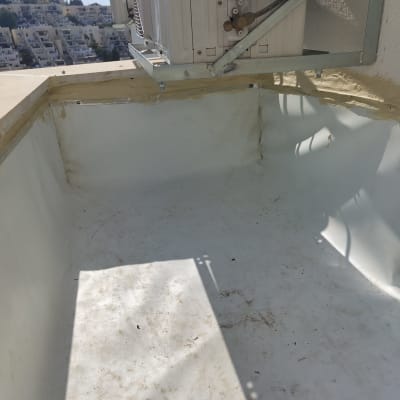 איטום גג עם חומר איטום סביב מזגן