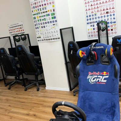 כיסאות גיימינג עם הגה ומסכים