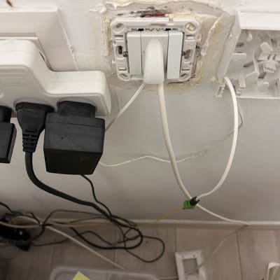 שקעי חשמל וחוטים בקיר, עבודה בתחום הרשתות