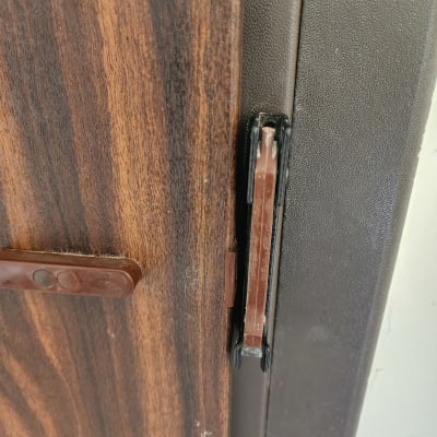 מנעול דלת חום עם מסגרת מתכת