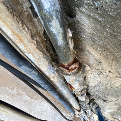 צינורות חלודים ותשתית קיר, קשור לאינסטלציה