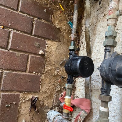 צינורות מים עם ברזים ומד מים