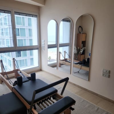 מכשיר פילאטיס עם רצועות ומראות בחדר