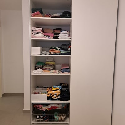 ארון בגדים פתוח עם מדפים מסודרים, בגדים ונעליים