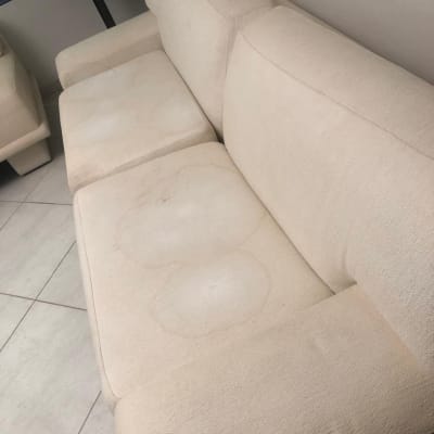 ספה עם כתמים לפני ניקוי