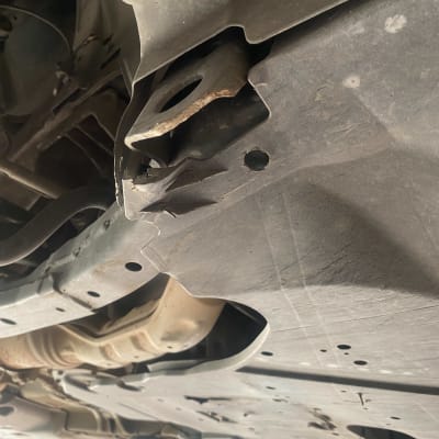 תחתית רכב עם חלקי מתכת ומערכת פליטה