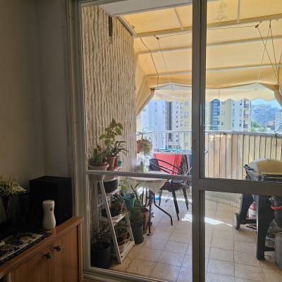 דלת אלומיניום מזכוכית מובילה למרפסת