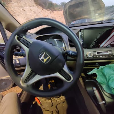 תמונה של פנים רכב עם הגה ומסך תצוגה