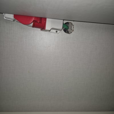 שקע חשמלי עם חוט ירוק בקיר