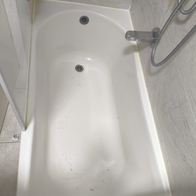 אמבטיה עם ברז ומקלחת