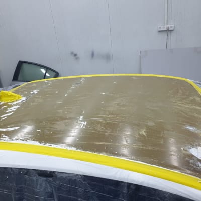 גג רכב עם שכבת חומר לעבודה על גוף הרכב