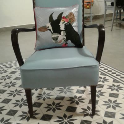 כרית עם ציור פרה על כיסא מרופד