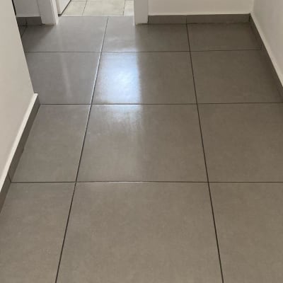 רצפה נקייה ומבריקה עם אריחים אפורים