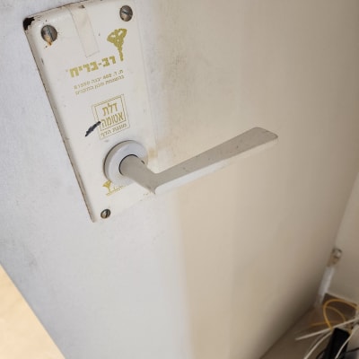 ידית דלת עם שלט של מנעולן