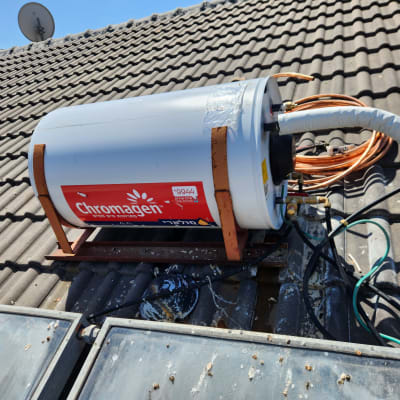 דוד שמש מותקן על גג רעפים עם צינורות נחושת