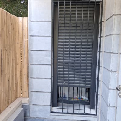 חלון עם סורגים על קיר חיצוני