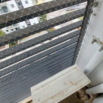 רשת מתכת למניעת כניסת יונים במרפסת